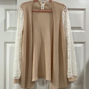 Lightweight women’s cardigan with lace sleeves.